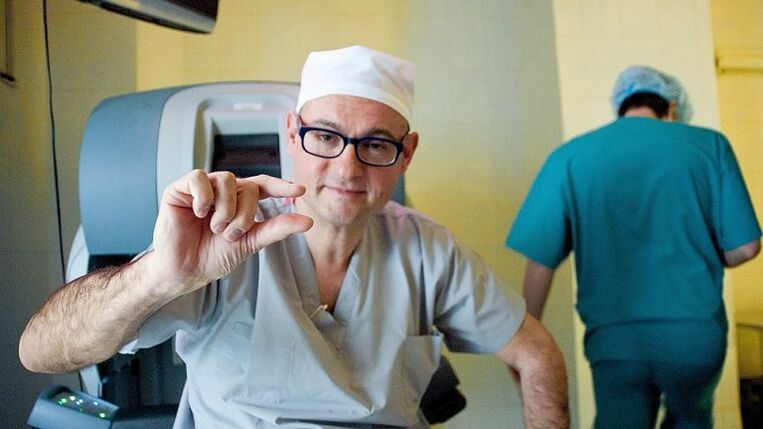 the doctor shows the small penis how to enlarge it with a pump